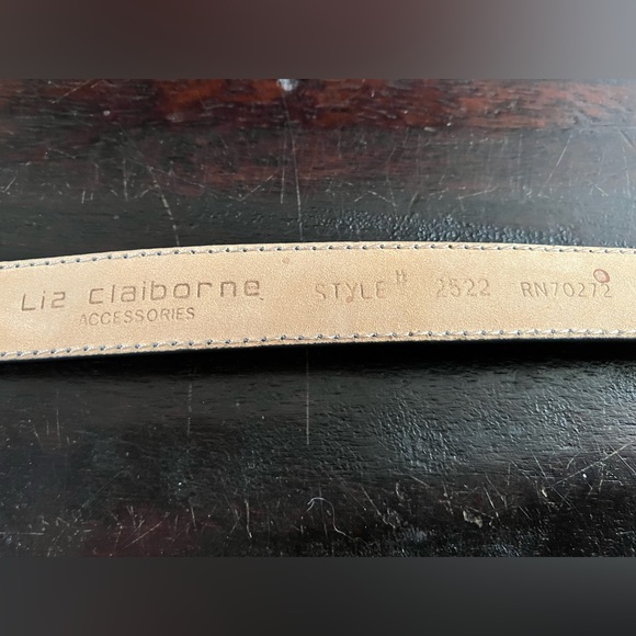 Liz Claiborne gray smooth leather belt with gold tone logo buckle - Picture 5 of 7